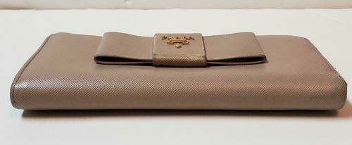 Hermosa billetera de diseño PRADA Saffiano con cremallera de cuero con arco - Imagen 8 de 11