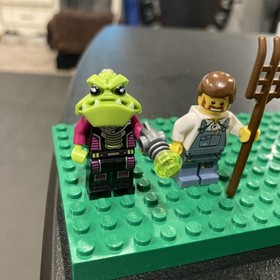 LEGO Alien Conquest Minifig Farmer (ac007)& Pilot (ac002) 7052 UFO Abduction Lot