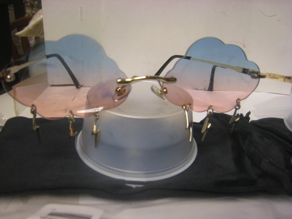 2 pares de gafas de sol Fox & Raine novedosas en forma de nube AZUL/ROSA Y TRUENO NEGRO Foto 2 de 4