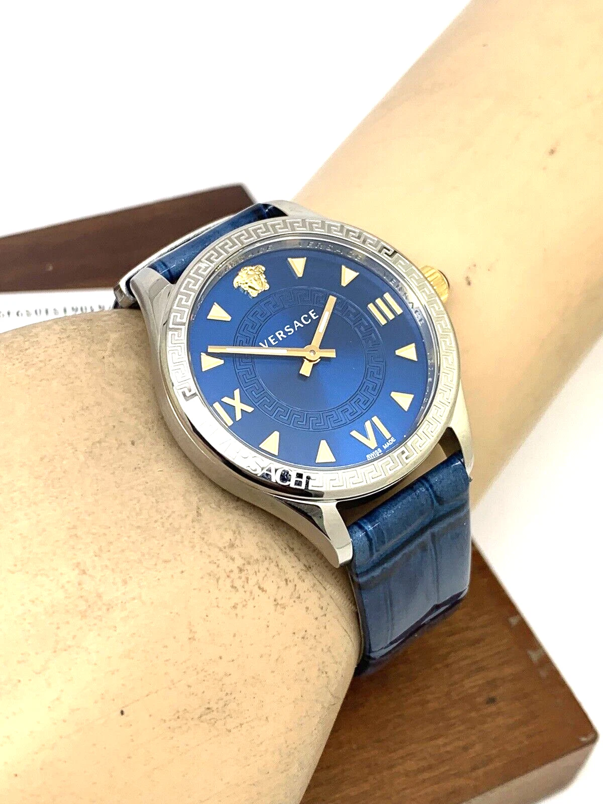 Orologio Versace Donna VE2S00122 Hellenyium Quarzo Svizzero Quadrante Blu Cinturino Pelle