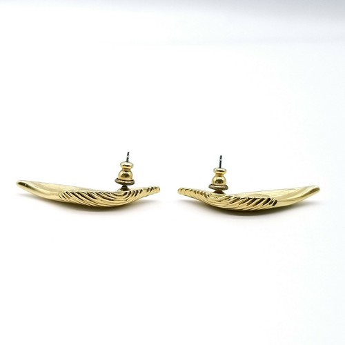 Vintage Trifari Earrings Textured Cream Enamel Goldtone Pierced Ear - Picture 4 of 4