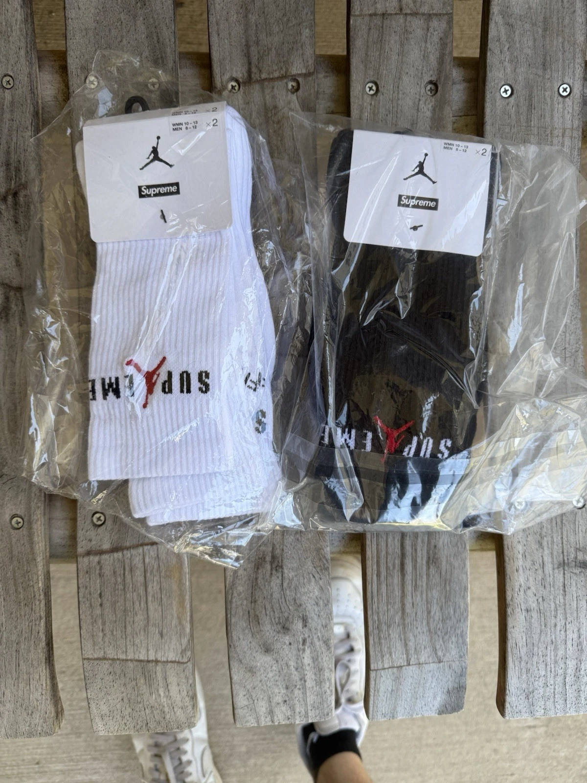 Paire de chaussettes Supreme X Air Jordan taille L noir et blanc.