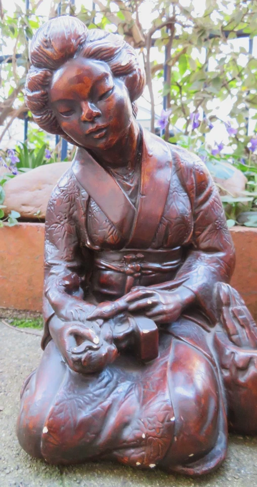 STATUE GHEISHA et la GRUE blessée JAPON XIXeme Plâtre à patine brune - Photo 3/4