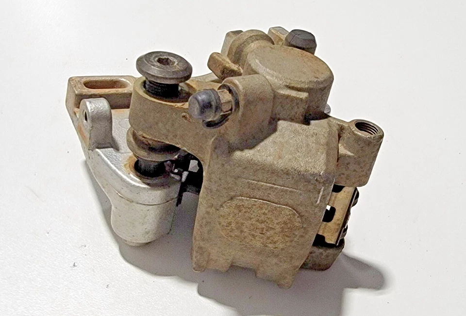 Pinza de freno trasera y soporte de montaje 1995 Honda XR600R XR 600 95 XR600 Foto 3 de 4