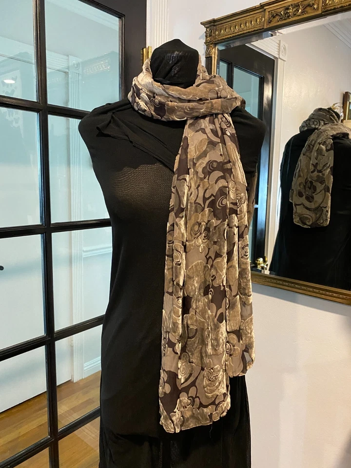 Bufanda de terciopelo de seda Burnout con estampado floral gris Foto 4 de 4