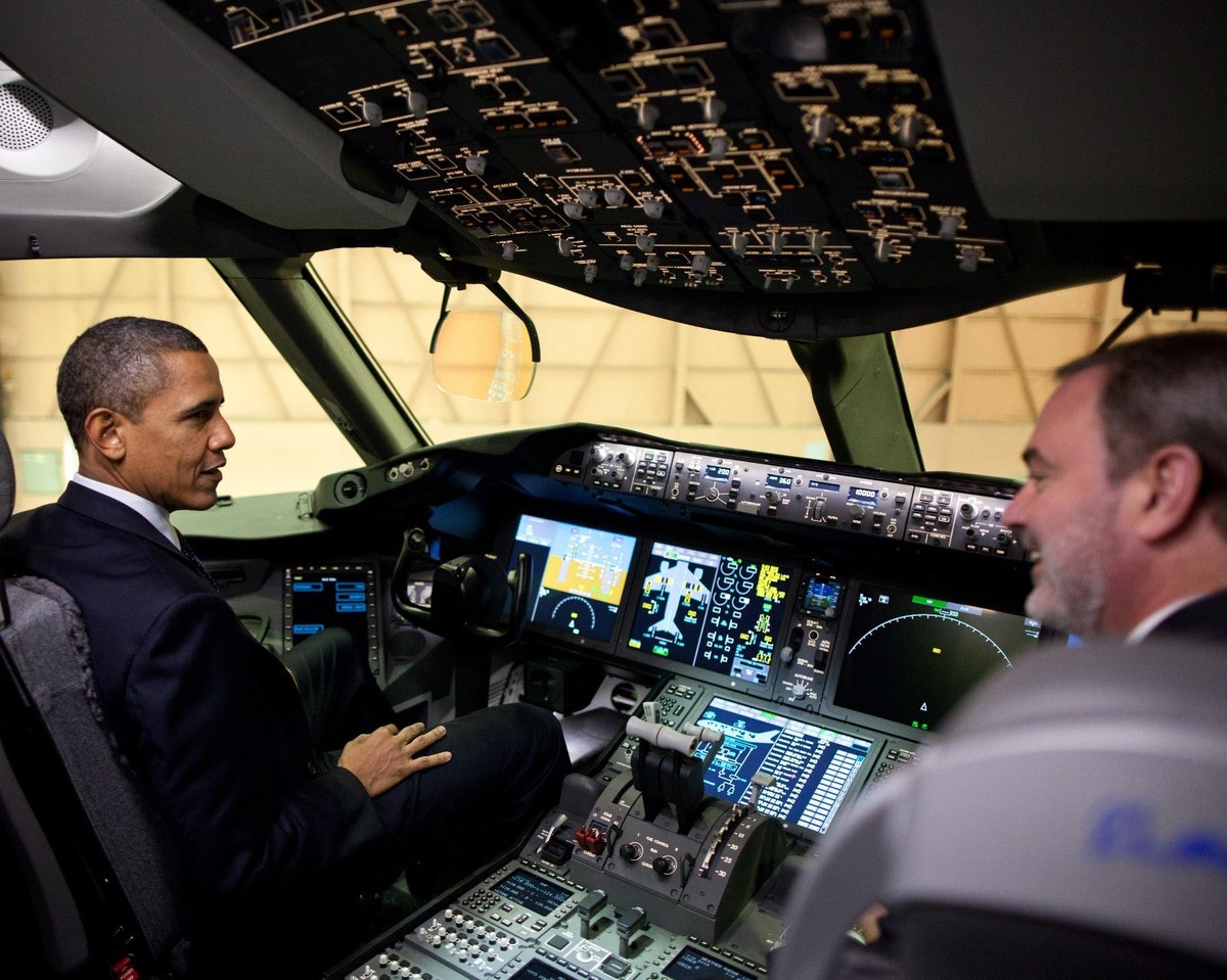 PRESIDENT BARACK OBAMA IN A BOEING 767 COCKPIT - 8X10 PHOTO (ZY