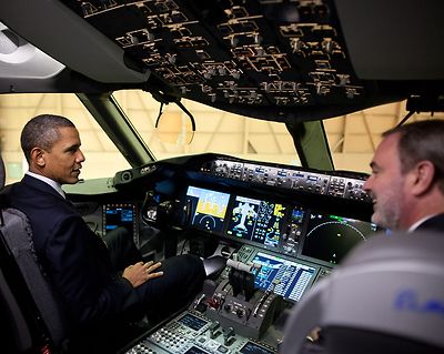PRESIDENT BARACK OBAMA IN A BOEING 767 COCKPIT - 8X10 PHOTO (ZY-516)