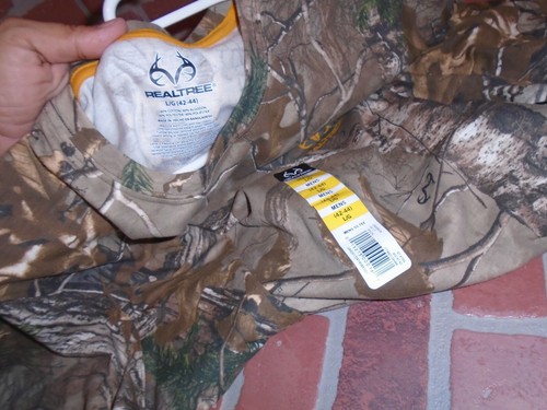 REALTREE MENS HUNTING CAMOFLAUGE TSHIRT SIZE LARGE NEW WITH STICKER - Picture 2 of 2