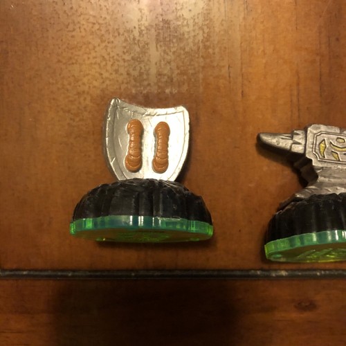 Skylanders Spyro's Adventure Anvil Rain Figure Magic Item And Iron Shield - Picture 6 of 8