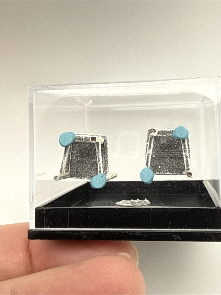 Conjunto de 2 cadeiras de cozinha miniatura para casa de bonecas brancas com cenouras e assentos florais - Imagem 4 de 4