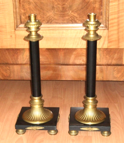 Ein Paar alte Kerzenleuchter 48 cm hoch - Bronze / Messingguss und Marmorsockel