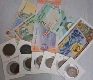 BankNotes Mixed Regions x5 Australian Half Pennies x6 and Uk Pennies x2 Lot Z