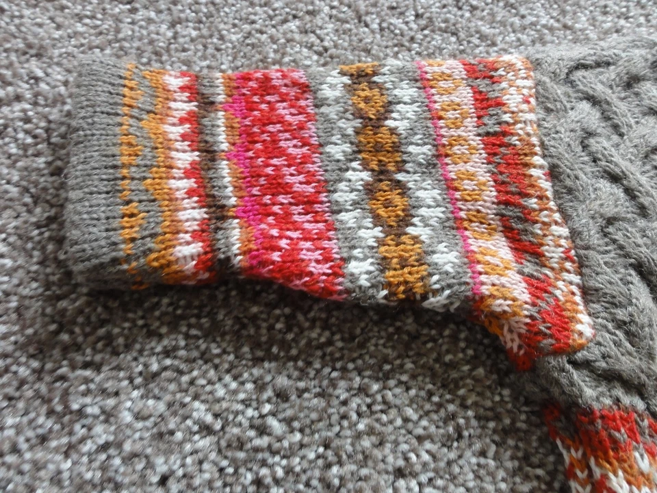 NUEVO BEBÉ NIÑA CÁRDIGAN MARRÓN ACEITOSO MEZCLA LANA SUÉTER CON PATRÓN ROSA TALLA 56 Foto 3 de 4