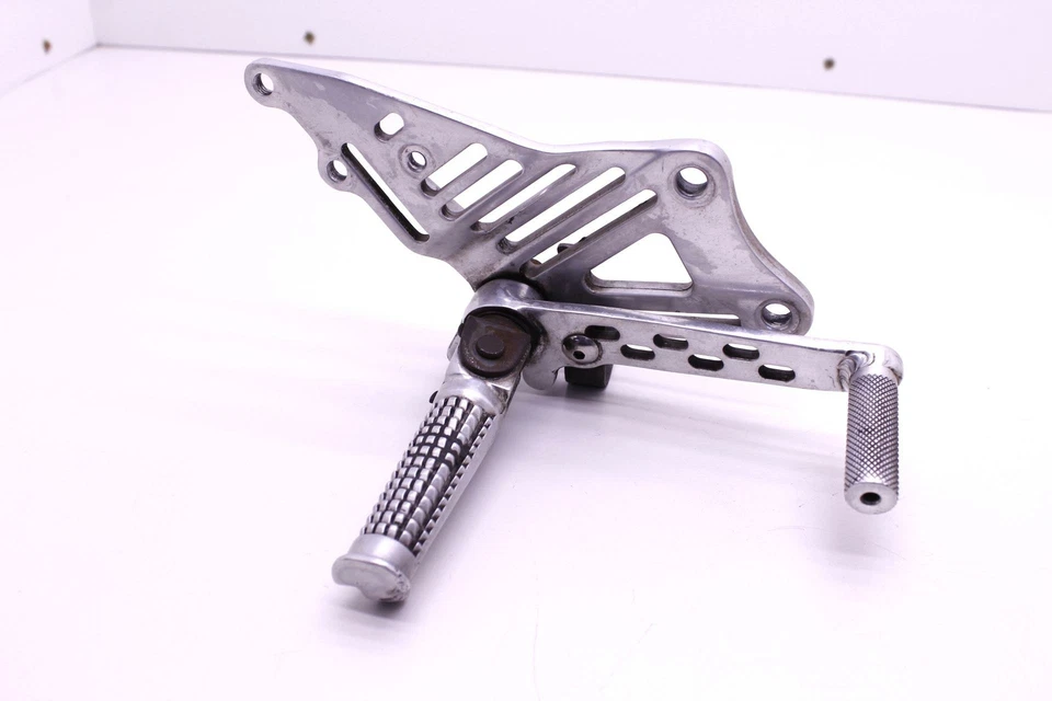 91 SUZUKI GSXR750 RECAMBIO PALANCA REPOSAPIÉS DERECHA 43511-17D01 R10.BX2 Foto 2 de 4