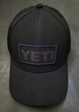 Yeti Mütze schwarz auf schwarz Patch eingestellt