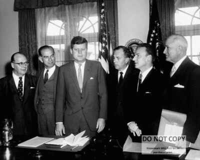PRESIDENT JOHN F. KENNEDY WITH EDUCATION GROUPS IN 1961 - 8X10 PHOTO (AZ-724)