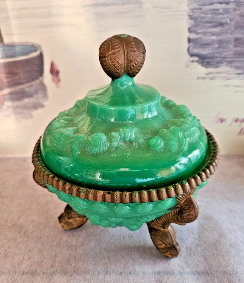 BONBONNIERE EN OPALINE VERTE DECOR COQUILLES ST JACQUES PORTIEUX VALLERYSTHAL ? - Photo 2/4