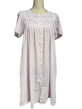 MISS ELAINE Seersucker Snap Short Housecoat Gown Sz M Purple Embroidered Granny