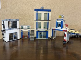 LEGO CITY Police Sets 60246, 60137, 60138, 60139, Preowned, all manuals, 12 mini
