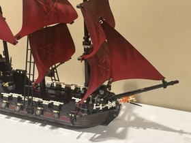 Lego 4195 Pirates Caribbean Queen Anne's Revenge W/ Manual And Minifigures