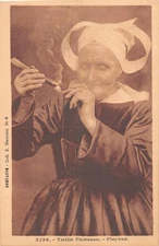29-PLEYBEN FOLKLORE VIEILLE FUMEUSE-N�5187-H/0017