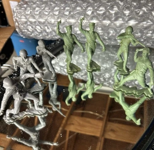 Vintage WWll Louis Marx Green Plastic Army Men Toy Soldier Figures 1963 Set Of 7