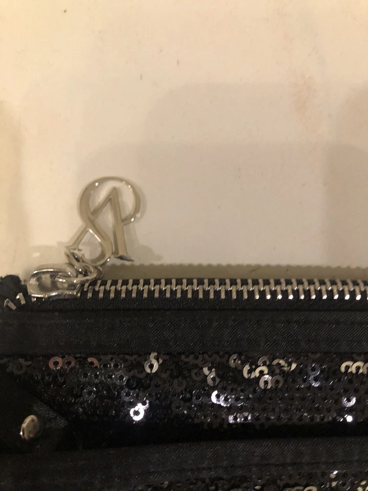 Bolsa de Maquillaje Victoria's Secret Brillante Negra y Plateada, 2 Bolsillos Foto 4 de 4