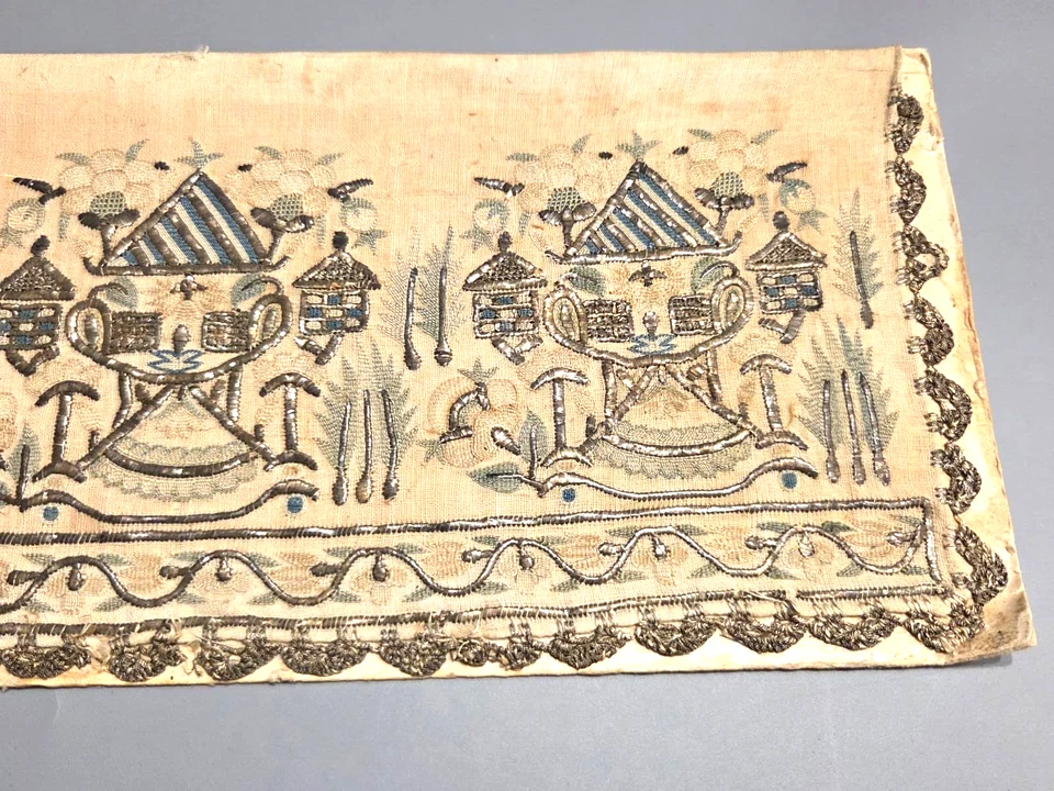 Antigua banda de seda china bordada con cuerdas de plata a mano Foto 4 de 4