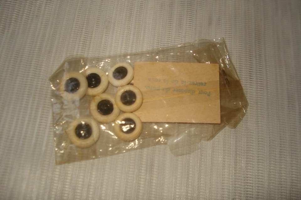 NOREV : Sachet de pneus (8 blancs, 1 noir) - état neuf - 1/43 - Photo 2/2