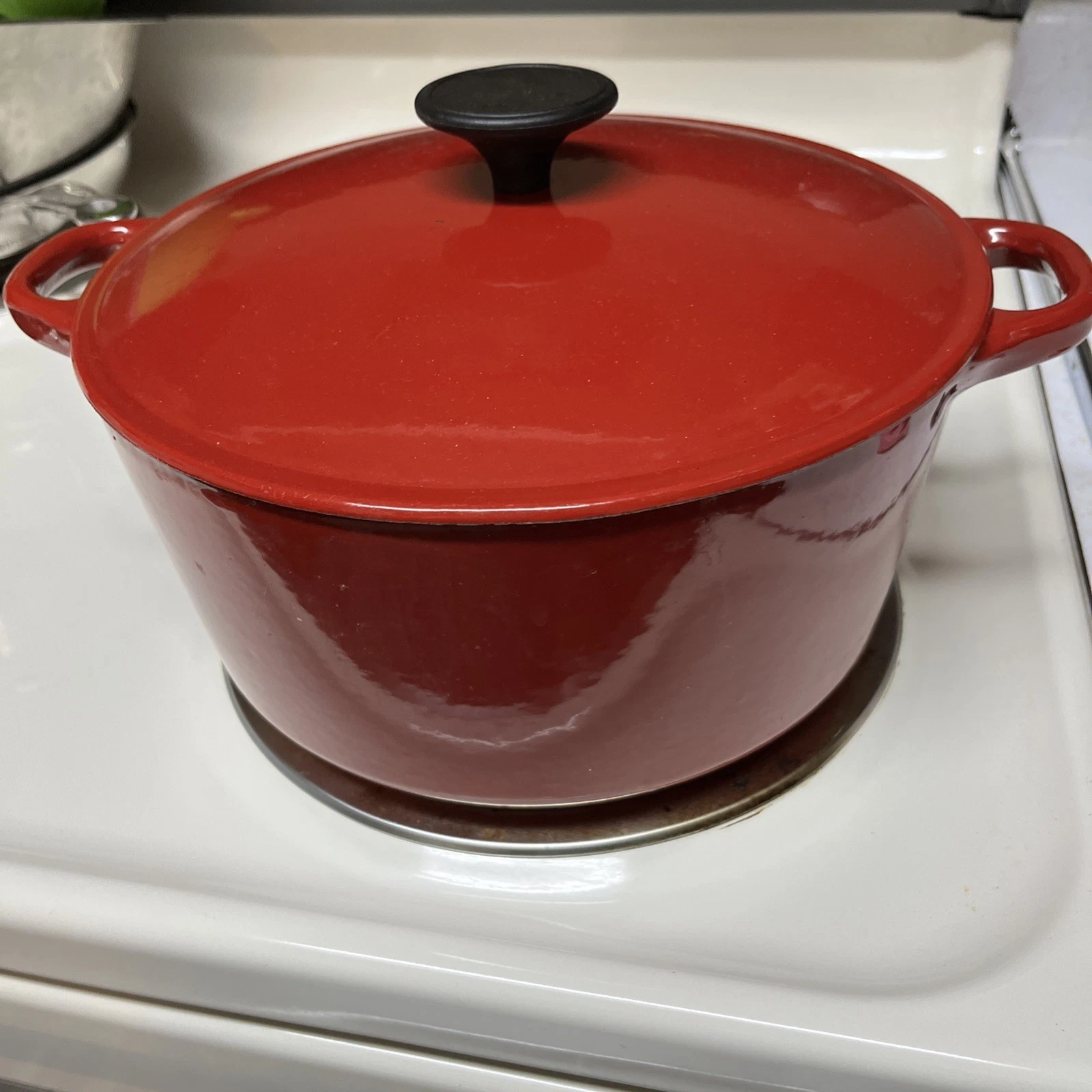 Le Creuset Dutch Oven - Red ￼