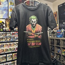 ¡Cuidado con el Joker! Camiseta gráfica única - ¡Diseño icónico para fans! En negro