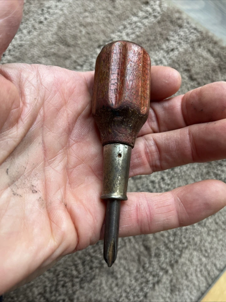 Lot of 19 Collectible Antique/Vintage Small/Stubby Wood Handle Screwdrivers - Image 4 of 4