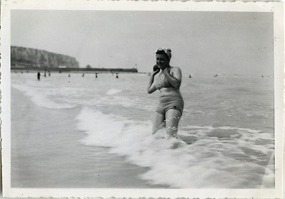 ALTES FOTO - VINTAGE SNAPSHOT - MEERE DIE BÄDER FRAU BADEANZUG LUSTIGES SPIEL