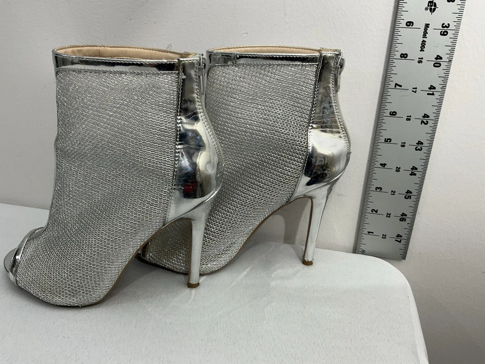 Botines de aguja Qupid para mujer 8,5 plateados metálicos con cremallera trasera punta abierta Foto 4 de 4