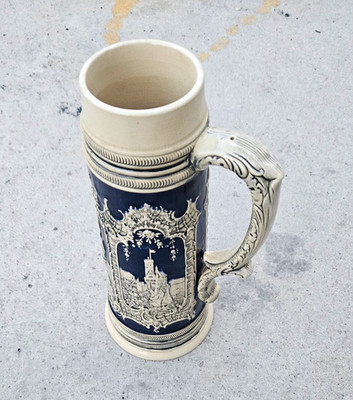 Steingut Bierkrug blau/weiß mit Reliefdekor & Zinndeckel, Höhe ca. 30 cm