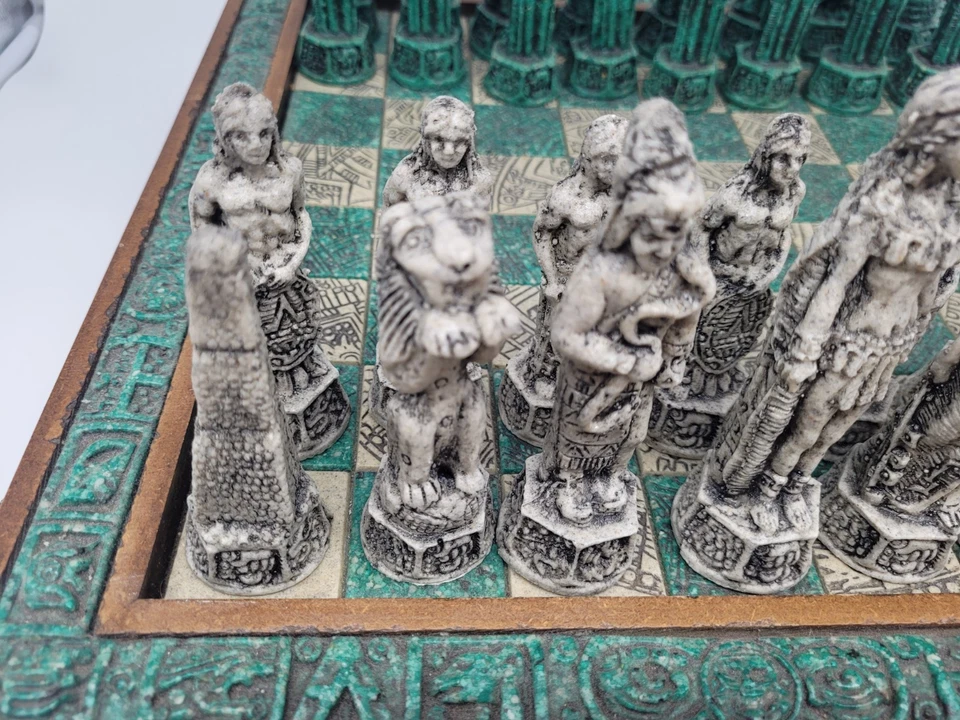 Aztec Mayan & Conquistadors Calendar Malachite/Wood Green Chess Set Complete VTG - Image 4 of 4