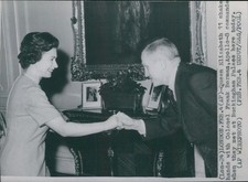 1969 Queen Elizabeth Frank Borman Apollo London Buckingham Palace Wirephoto 5X7