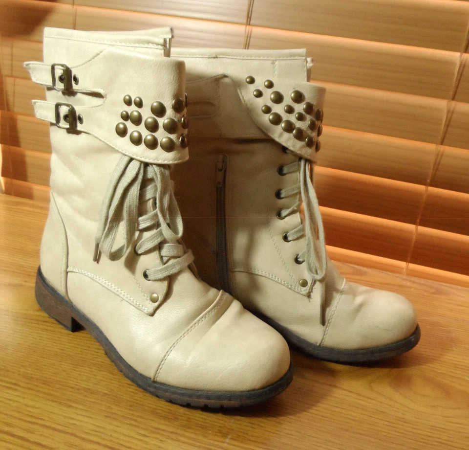 WILD DIVA LOUNGE Botas de Motociclista con Tachuelas para Mujer 7 Beige Tostado Encaje y Cremallera Punk Gótico Foto 4 de 4