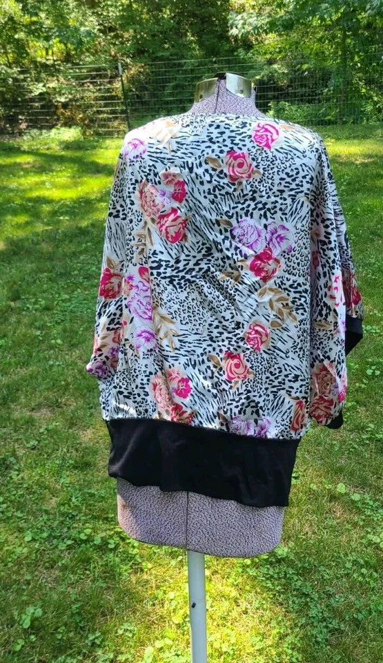 Blusa Multicolor Estampado Flor Guepardo Rue21 Talla XL Foto 2 de 4