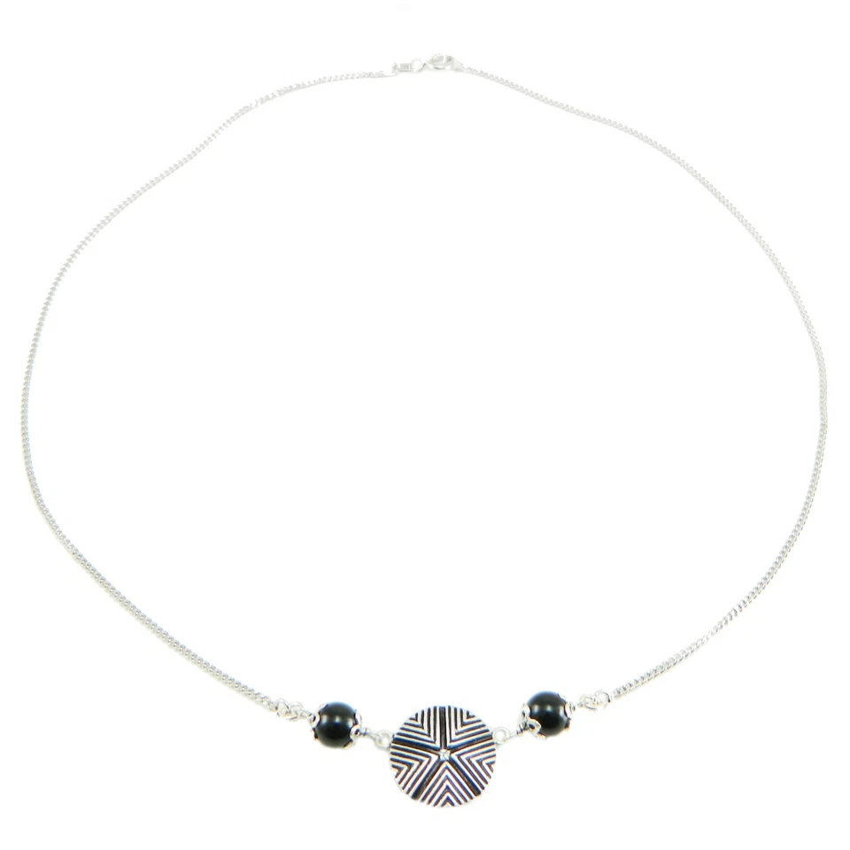 Collana sarda girocollo con Sa Pintadera sarda e Su Coccu in argento brunito - Immagine 2 di 2