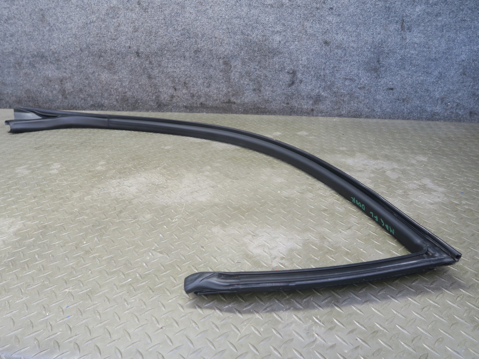 08-19 MASERATI GRANTURISMO M145 LEFT DOOR UPPER WEATHERSTRIP RUBBER SEAL GASKET