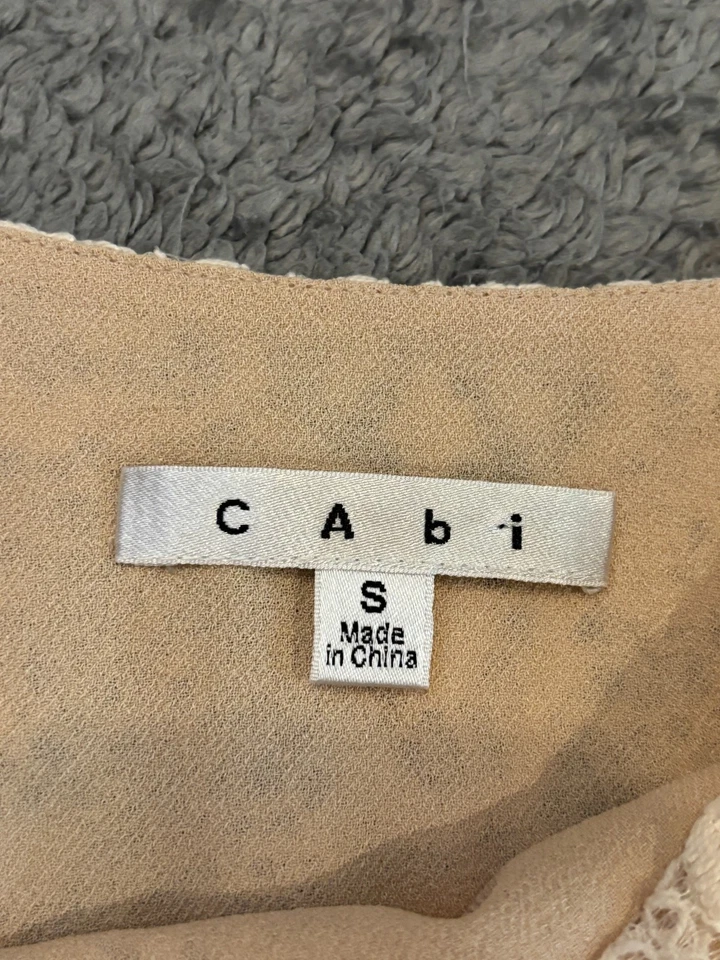 Camiseta sin mangas Cabi superpuesta de encaje cami para mujer capa pequeña femenina delicada coqueta 798 Foto 2 de 4