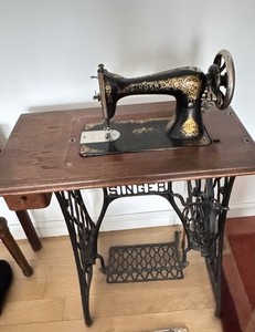 Singer Nähmaschine mit Tisch Und Ersatzteilen