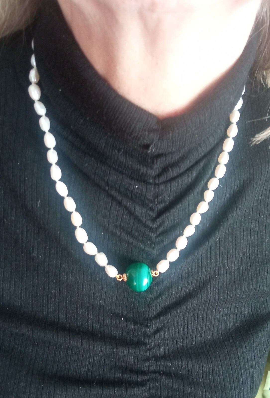 Collar Perlas y Malaquita Redonda, de 18 mm. Largo 44 Cms perlas ovales de 6 mm