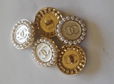 Chanel Knopf 5er Set Gr&ouml;&szlig;e 23 mm rund, gold, wei&szlig;e Perle, Metall