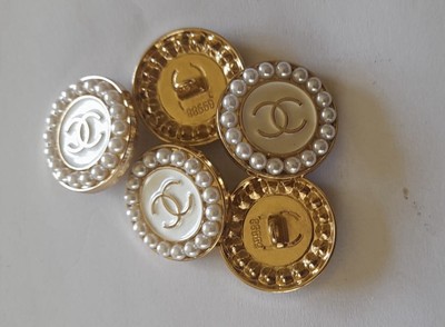 Chanel Knopf 5er Set Größe 23 mm rund, gold, weiße Perle, Metall