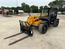 Wnętrze kabiny wózka teleskopowego JCB 505-20 TC z panelami sterowania.