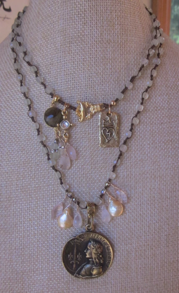 Collar Artesanal Juana de Arco Prehnita Colgante de Bronce por Princesa Campesina Foto 4 de 4