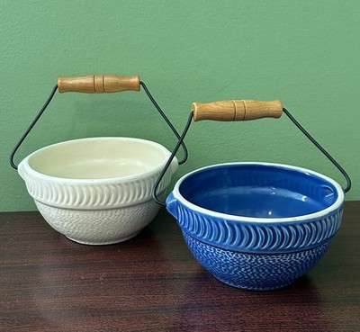 2 TENDER HEART TREASURES BERRY BOWLS WITH METAL AND WOOD BAIL HANDLE BLUE/BEIGE