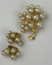 VTG Gold Tone Tree Of Life Faux Pearl Cluster Brooch Pin Clip On Earrings Set